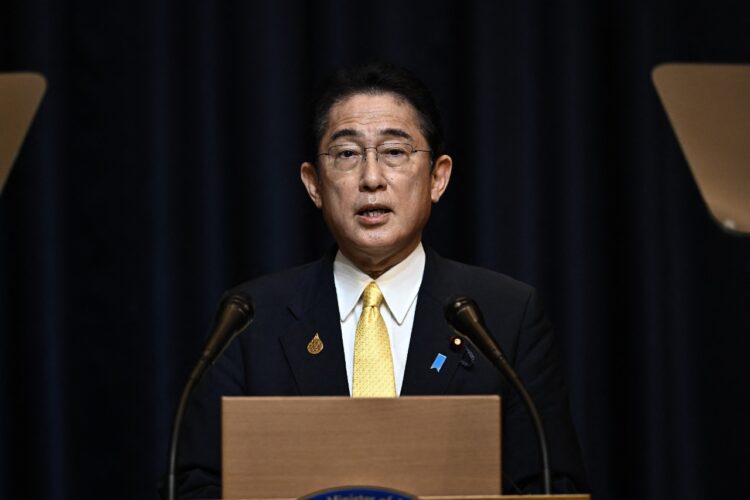 Líder japonés quiere subir gasto de defensa a 2% del PIB para 2027.