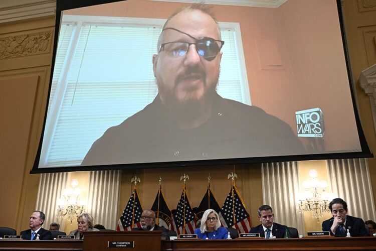 Líder de la milicia Oath Keepers es declarado culpable de sedición.
