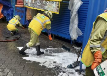 Ante la sexta ola de COVID-19, desinfectan ferias y mercados de El Alto