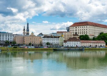 La ciudad austriaca de Linz informó el jueves que tiene previsto renombrar una de sus calles que homenajea al fundador de los coches de lujo Porsche por su pasado nazi. Foto: AFP.
