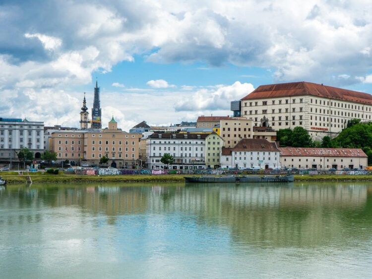 La ciudad austriaca de Linz informó el jueves que tiene previsto renombrar una de sus calles que homenajea al fundador de los coches de lujo Porsche por su pasado nazi. Foto: AFP.