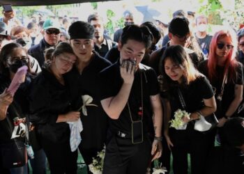 Los compañeros del asesinado periodista de radio Percival Mabasa lloran su muerte durante su funeral en Paranaque, Manila, el 9 de octubre de 2022. Foto: AFP.