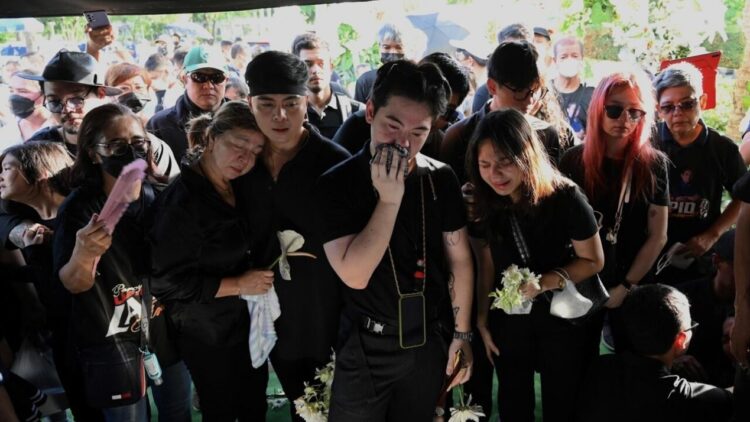 Los compañeros del asesinado periodista de radio Percival Mabasa lloran su muerte durante su funeral en Paranaque, Manila, el 9 de octubre de 2022. Foto: AFP.