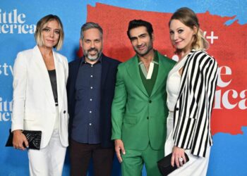 De izquierda a derecha, los autores y productores de la segunda temporada de "Little America": Sian Heder, Lee Eisenberg, Kumail Nanjiani y Emily Gordon, en Los Ángeles en la proyección de la serie, el 5 de diciembre de 2022. Foto: AFP.