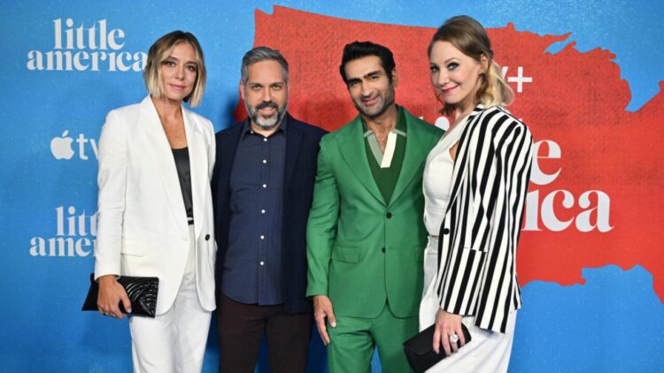 De izquierda a derecha, los autores y productores de la segunda temporada de "Little America": Sian Heder, Lee Eisenberg, Kumail Nanjiani y Emily Gordon, en Los Ángeles en la proyección de la serie, el 5 de diciembre de 2022. Foto: AFP.
