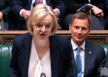 liz_truss_habla_frente_al_ministro_de_hacienda de Gran Bretaña, Jeremy Hunt.jpg
