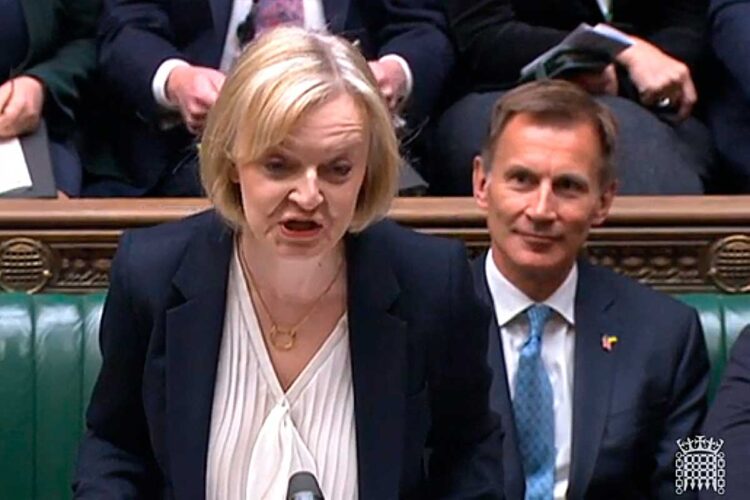 liz_truss_habla_frente_al_ministro_de_hacienda de Gran Bretaña, Jeremy Hunt.jpg