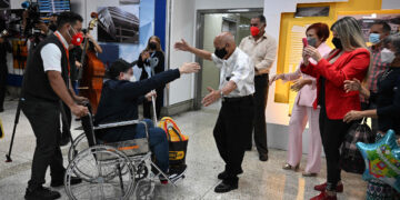 Llegan a Venezuela 12 tripulantes de avión venezolano retenido en Argentina