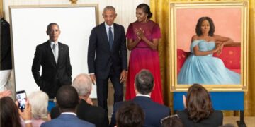 Los Obama develan sus retratos en la Casa Blanca.