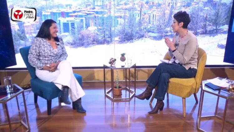 La artista Lorudes Montero, en la entrevista de Piedra, Papel y Tinta, con la directora de La Razón, Claudia Benavente. Captura: La Razón.