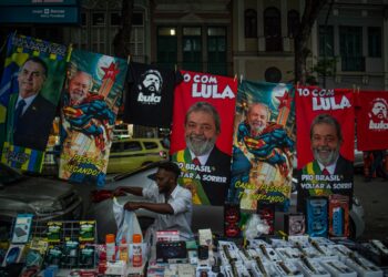 Lula y Bolsonaro, a la caza del voto que decida el poder en Brasil
