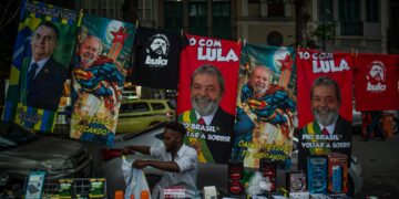 Lula y Bolsonaro, a la caza del voto que decida el poder en Brasil