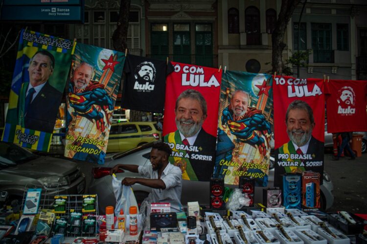 Lula y Bolsonaro, a la caza del voto que decida el poder en Brasil