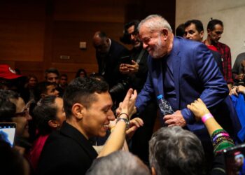 Lula, desde Portugal, ha animado a sus compatriotas emigrados a regresar a su país "pronto, pronto".