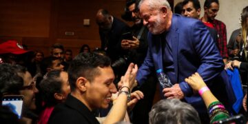 Lula, desde Portugal, ha animado a sus compatriotas emigrados a regresar a su país "pronto, pronto".