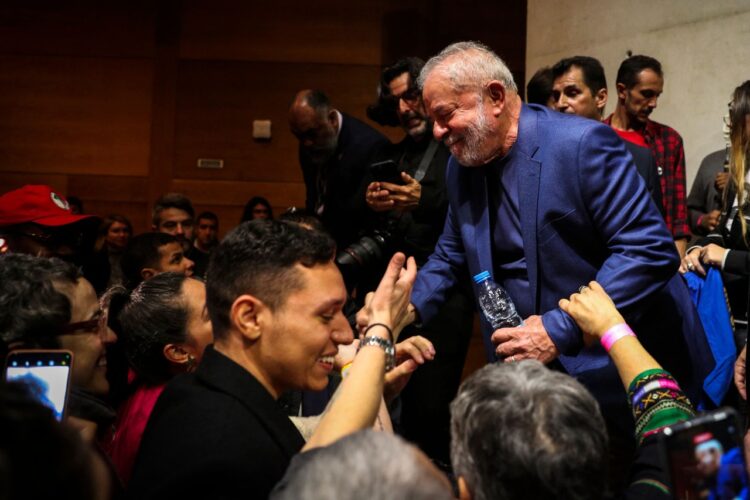 Lula, desde Portugal, ha animado a sus compatriotas emigrados a regresar a su país "pronto, pronto".