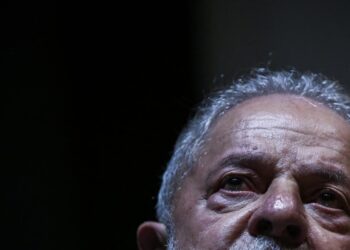El presidente electo de Brasil, Luiz Inácio Lula da Silva, se reúne con la comunidad de su país en Portugal el 19 de noviembre de 2022 en la Universidad de Lisboa. Foto: AFP.