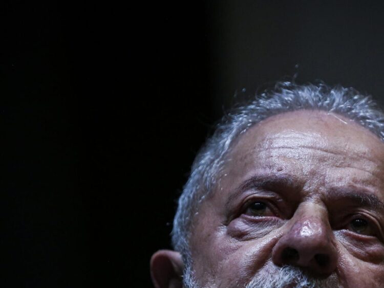 El presidente electo de Brasil, Luiz Inácio Lula da Silva, se reúne con la comunidad de su país en Portugal el 19 de noviembre de 2022 en la Universidad de Lisboa. Foto: AFP.