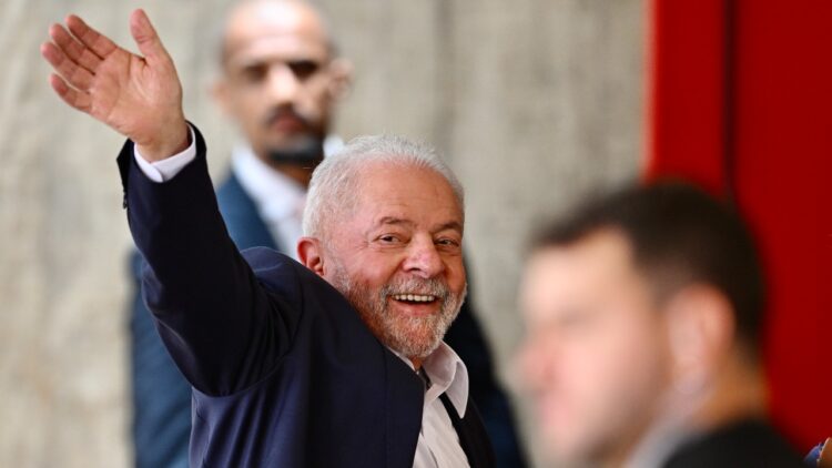 El presidente electo de Brasil, Lula da Silva se realizó este domingo una laringoscopia, con resultado 'dentro de la normalidad'. Foto: AFP.