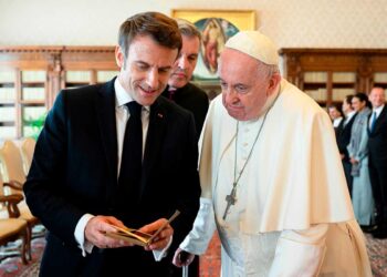 papa_se_reune_con_macron.jpg