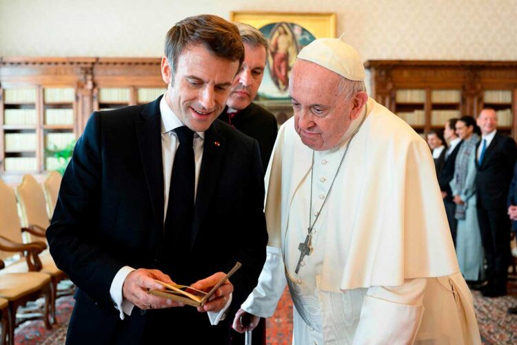 papa_se_reune_con_macron.jpg