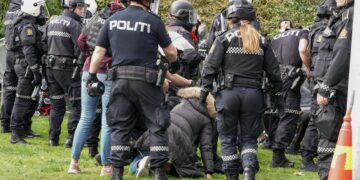 Al menos dos heridos y 90 detenidos por protestas en la Embajada iraní en Oslo contra la muerte de Mahsa Amini