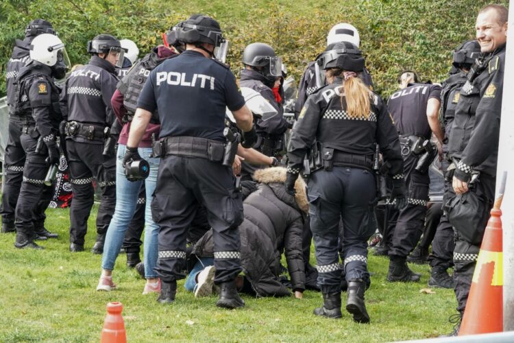 Al menos dos heridos y 90 detenidos por protestas en la Embajada iraní en Oslo contra la muerte de Mahsa Amini