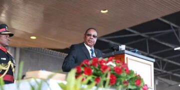 La Policía ha detenido al hijastro del expresidente Mutharika como parte de una investigación sobre el descubrimiento de una fosa común.