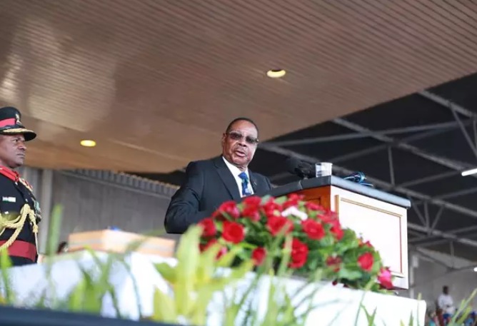 La Policía ha detenido al hijastro del expresidente Mutharika como parte de una investigación sobre el descubrimiento de una fosa común.