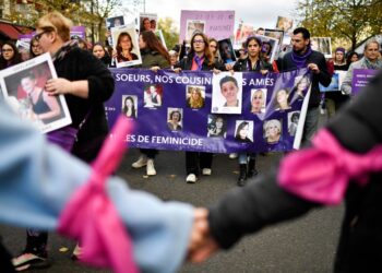 Miles de personas se manifestaron en París y Francia para reclamar una legislación que ponga fin a la "impunidad" de agresión de género.