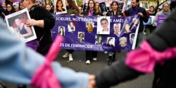 Miles de personas se manifestaron en París y Francia para reclamar una legislación que ponga fin a la "impunidad" de agresión de género.