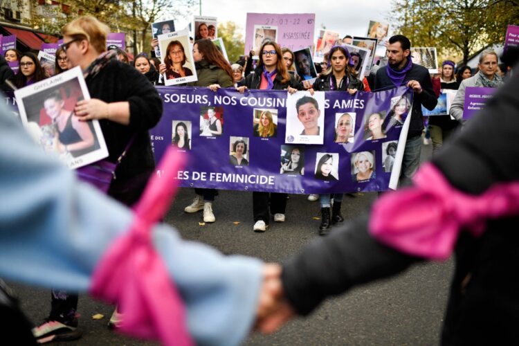 Miles de personas se manifestaron en París y Francia para reclamar una legislación que ponga fin a la "impunidad" de agresión de género.