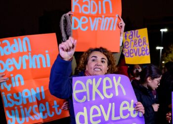 Detienen a decenas de manifestantes en una protesta feminista en Turquía.