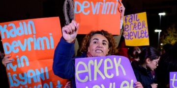 Detienen a decenas de manifestantes en una protesta feminista en Turquía.