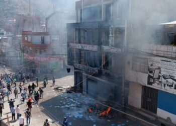 Manifestantes prenden fuego a locales del Poder Judicial en Huanta.
