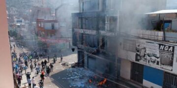 Manifestantes prenden fuego a locales del Poder Judicial en Huanta.