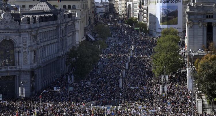 Los miles de manifestantes protestan la mala situación de la salud en la región y los recortes en la sanidad pública. Foto: AFP.