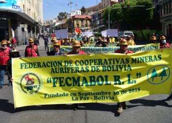 Mineros auríferos intentan cercar el centro de la ciudad de La Paz