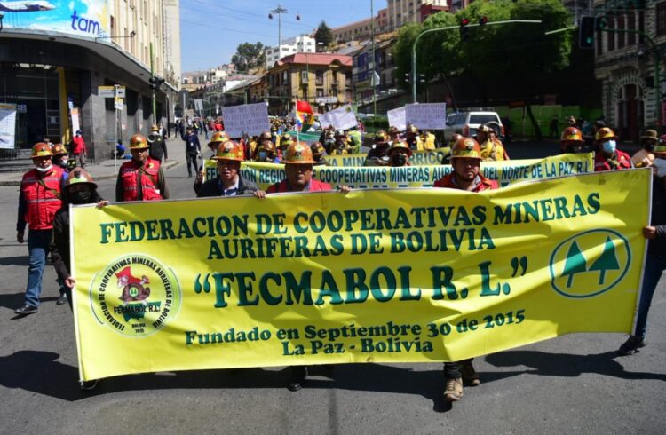 Mineros auríferos intentan cercar el centro de la ciudad de La Paz