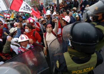 "Al grito de cierren el Congreso", cientos de simpatizantes del presidente, Pedro Castillo, marcharon en las calles de Lima.