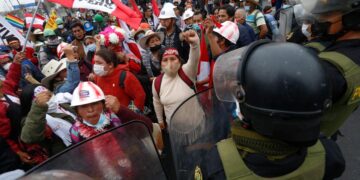 "Al grito de cierren el Congreso", cientos de simpatizantes del presidente, Pedro Castillo, marcharon en las calles de Lima.