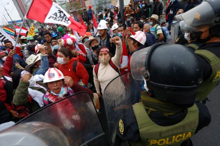 "Al grito de cierren el Congreso", cientos de simpatizantes del presidente, Pedro Castillo, marcharon en las calles de Lima.