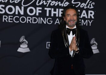 El cantante mexicano Marco Antonio Solís llega a la ceremonia para honrar a la Persona del Año en el Michelob Ultra Arena de Las Vegas, el 16 de noviembre de 2022. Foto: AFP.