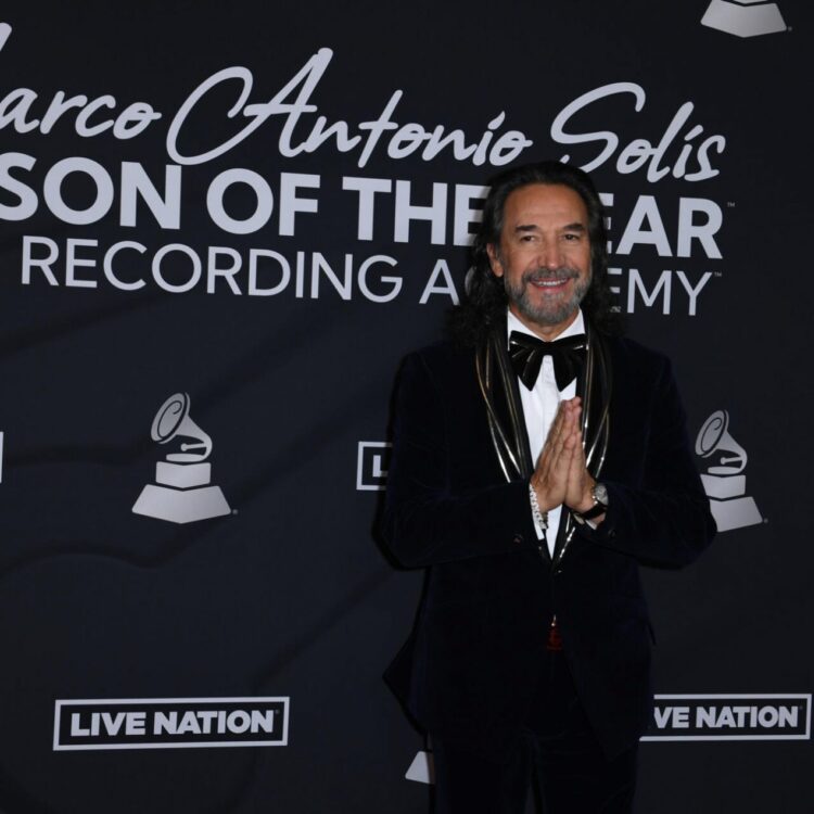 El cantante mexicano Marco Antonio Solís llega a la ceremonia para honrar a la Persona del Año en el Michelob Ultra Arena de Las Vegas, el 16 de noviembre de 2022. Foto: AFP.