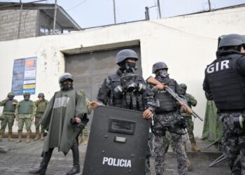 El director de una cárcel de Ecuador que hace dos semanas fue escenario de masacre de presos, murió en un atentado en Quito.