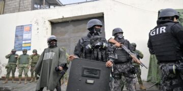El director de una cárcel de Ecuador que hace dos semanas fue escenario de masacre de presos, murió en un atentado en Quito.