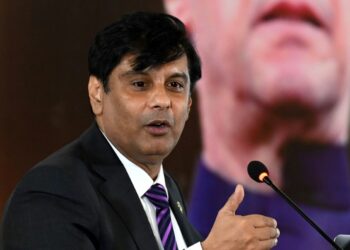 El periodista de Pakistán, Arshad Sharif, habla durante un acto público sobre la situación política en su país, el 22 de junio de 2022 en Islamabad. Foto: Barrons.
