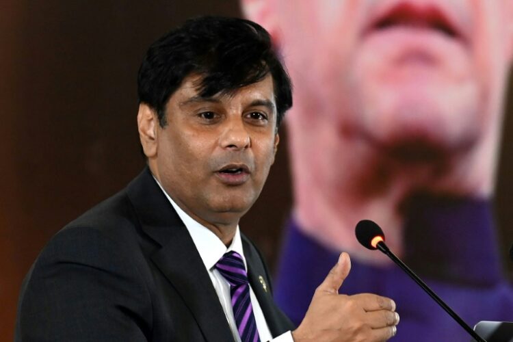 El periodista de Pakistán, Arshad Sharif, habla durante un acto público sobre la situación política en su país, el 22 de junio de 2022 en Islamabad. Foto: Barrons.