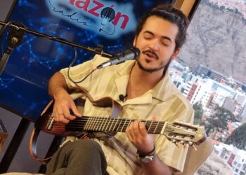 El cantautor brasileño Matheus Fonseca, en los estudios de La Razón. Foto: La Razón
