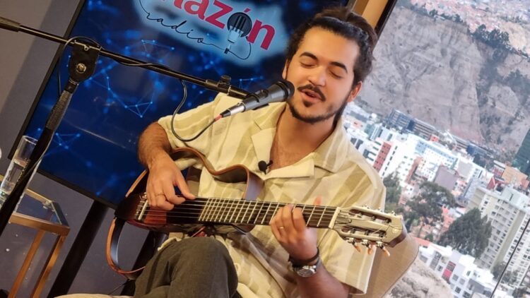 El cantautor brasileño Matheus Fonseca, en los estudios de La Razón. Foto: La Razón